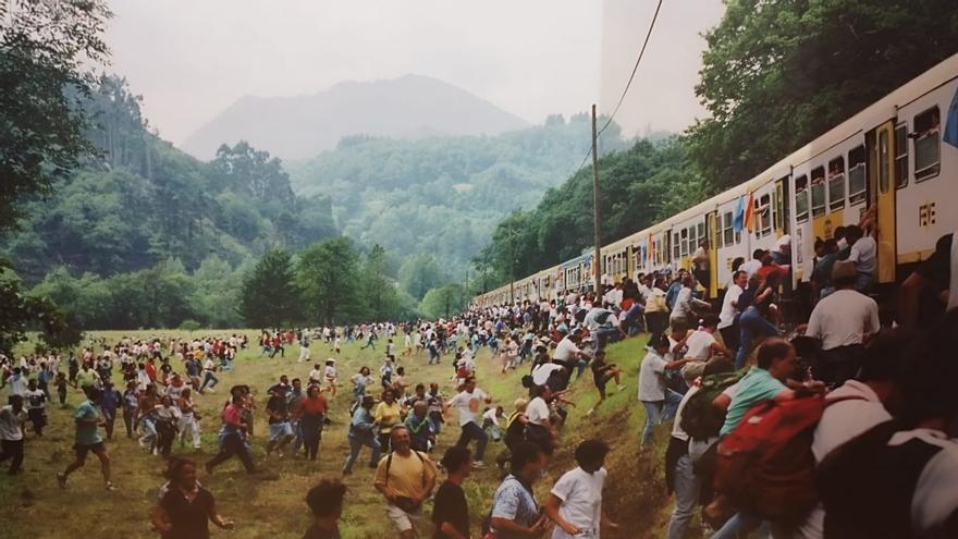 Ribadesella acoge una exposición sobre la historia del tren fluvial, símbolo de les Piragües