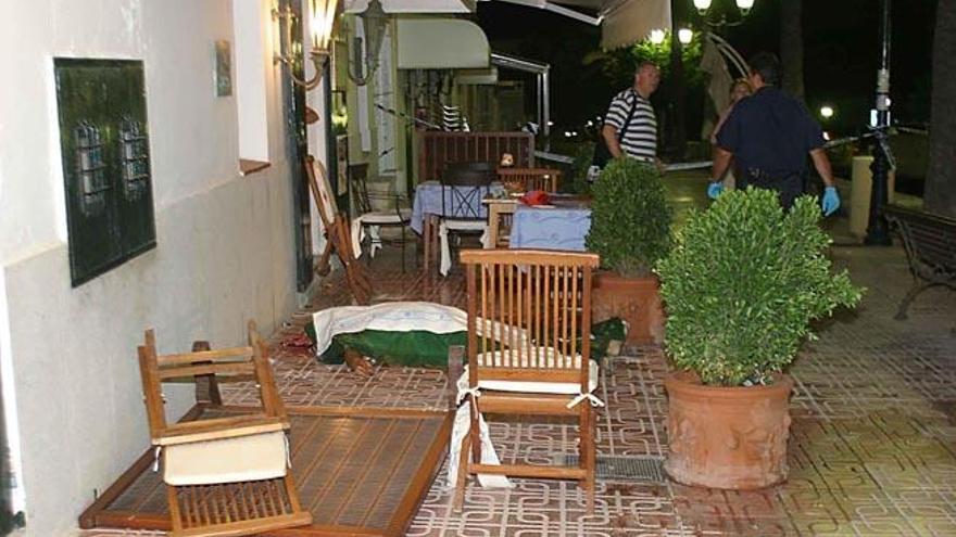 El cadáver, cubierto con una manta, en la terraza del restaurante Siena de Sant Josep.