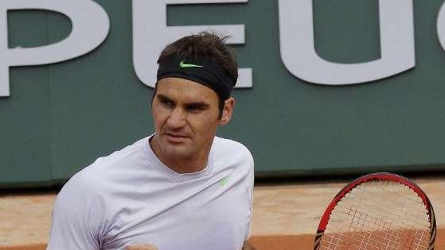 Federer, tras ganar el encuentro de ayer. // Efe
