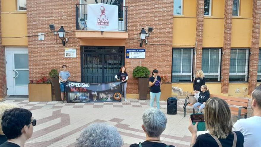 Lectura del manifiesto por parte de la asociación animalista de Carcaixent.