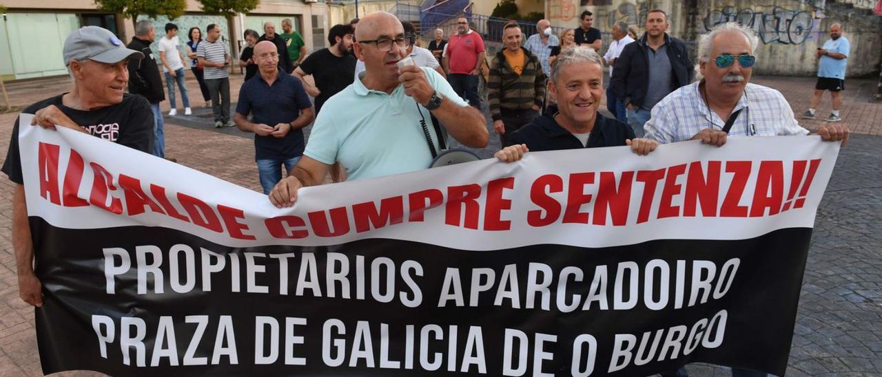 Protesta vecinal el pasado septiembre para reclamar el arreglo de los garajes de la plaza. |   // VÍCTOR ECHAVE