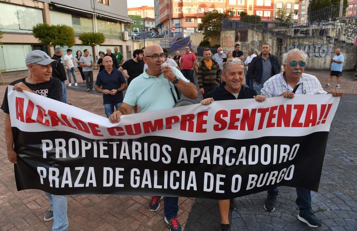 Protesta vecinal el pasado septiembre para reclamar el arreglo de los garajes de la plaza. |   // VÍCTOR ECHAVE