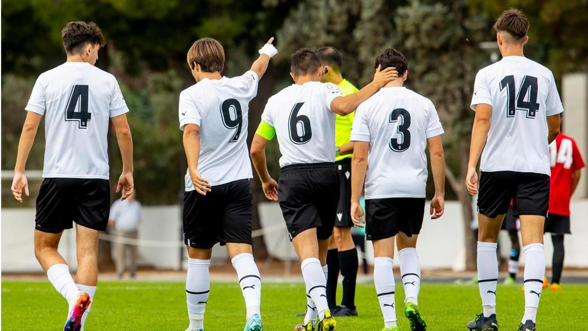 Mario Domínguez, celebrando un gol con el Valencia juvenil