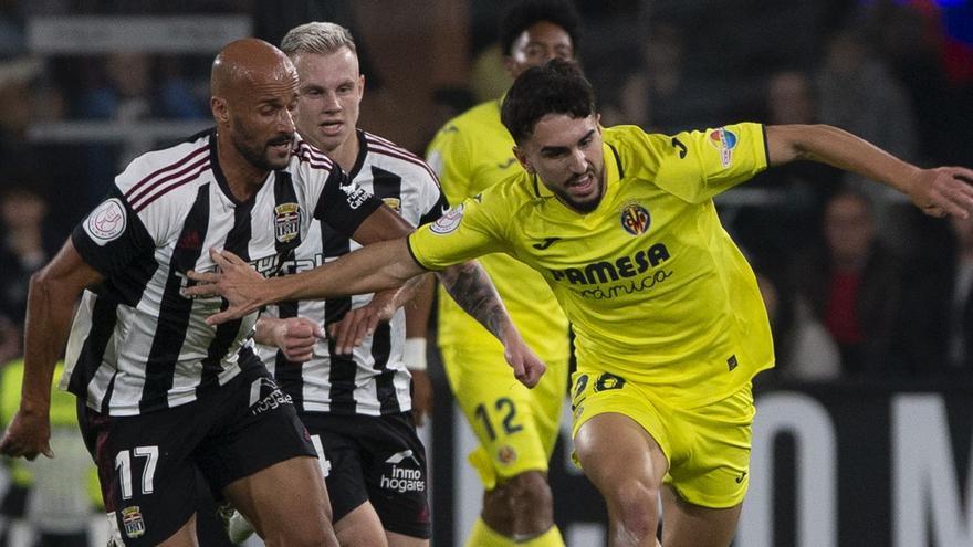 Mano Morlanes está jugando en el centro del campo del Villarreal ante el Cartagena.