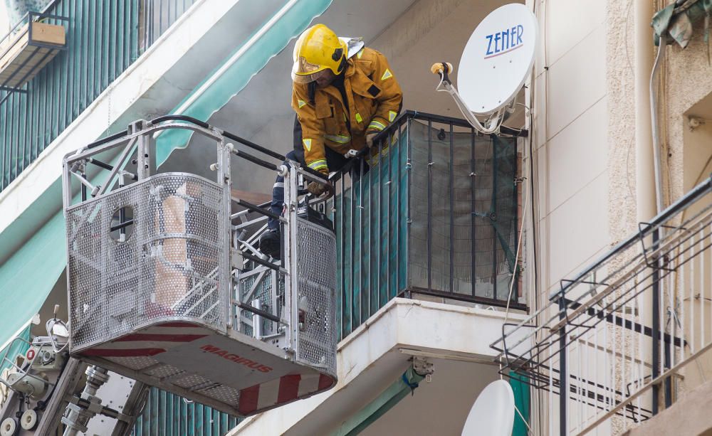 Incendio en un edificio de la calle del Carmen en Sant Joan