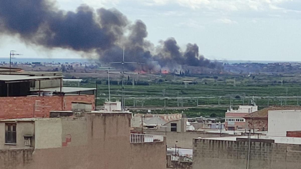 Imagen del incendio que afecta a la marjal de l'Almardà de Sagunto, tomada desde Almenara.