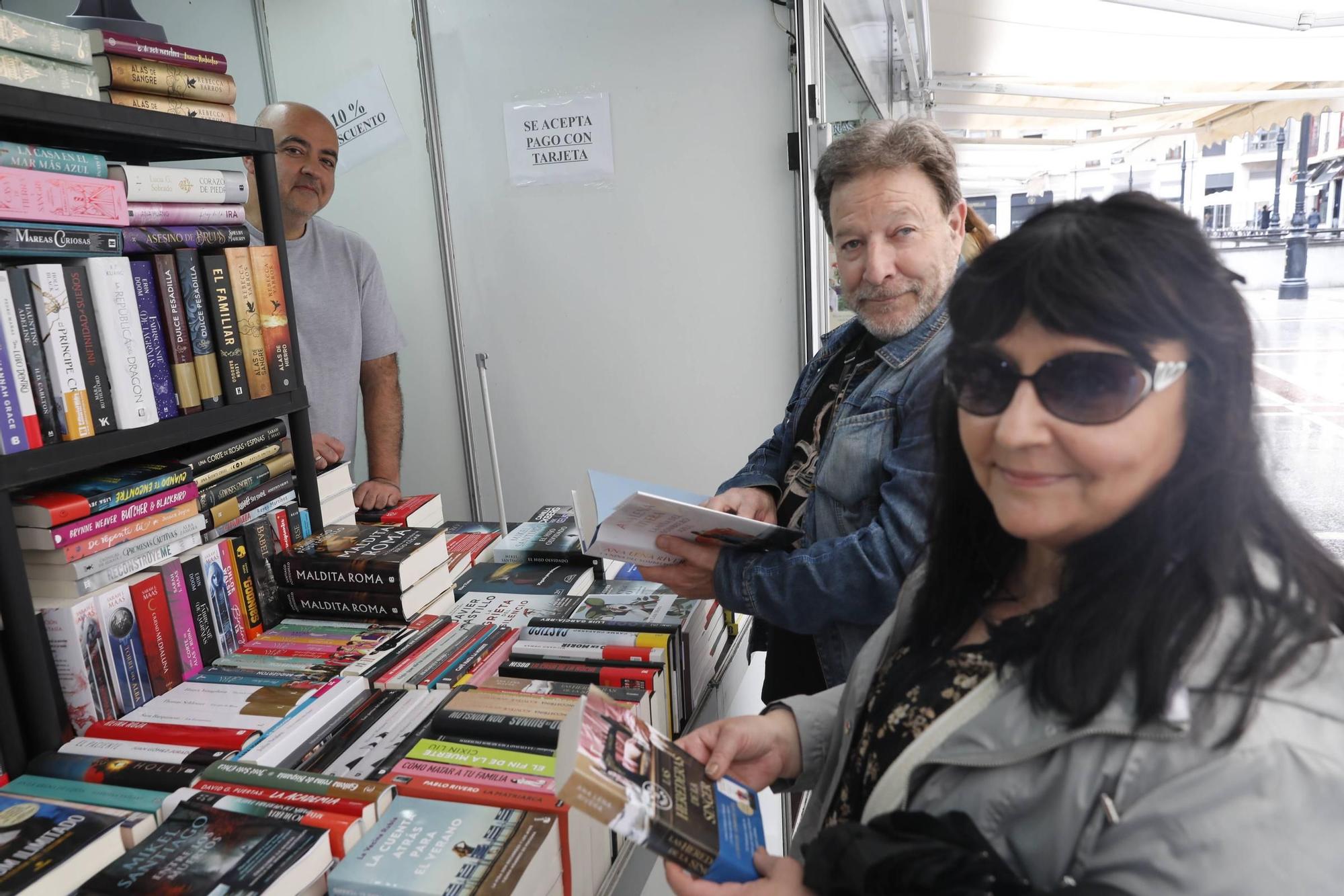 La Feria del Libro de Gijón se pone en marcha (en imágenes)