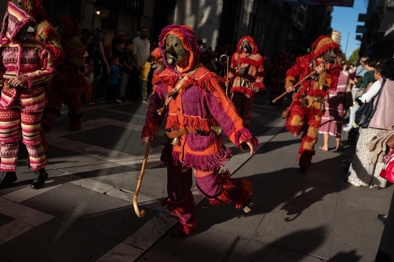 GALERÍA | Las mascaradas llenan de color y alegría el centro de Zamora