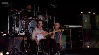 Coldplay sorprende al invitar a Michael J fox a tocar la guitarra en Glastonbury: “Gracias a ti somos un grupo”