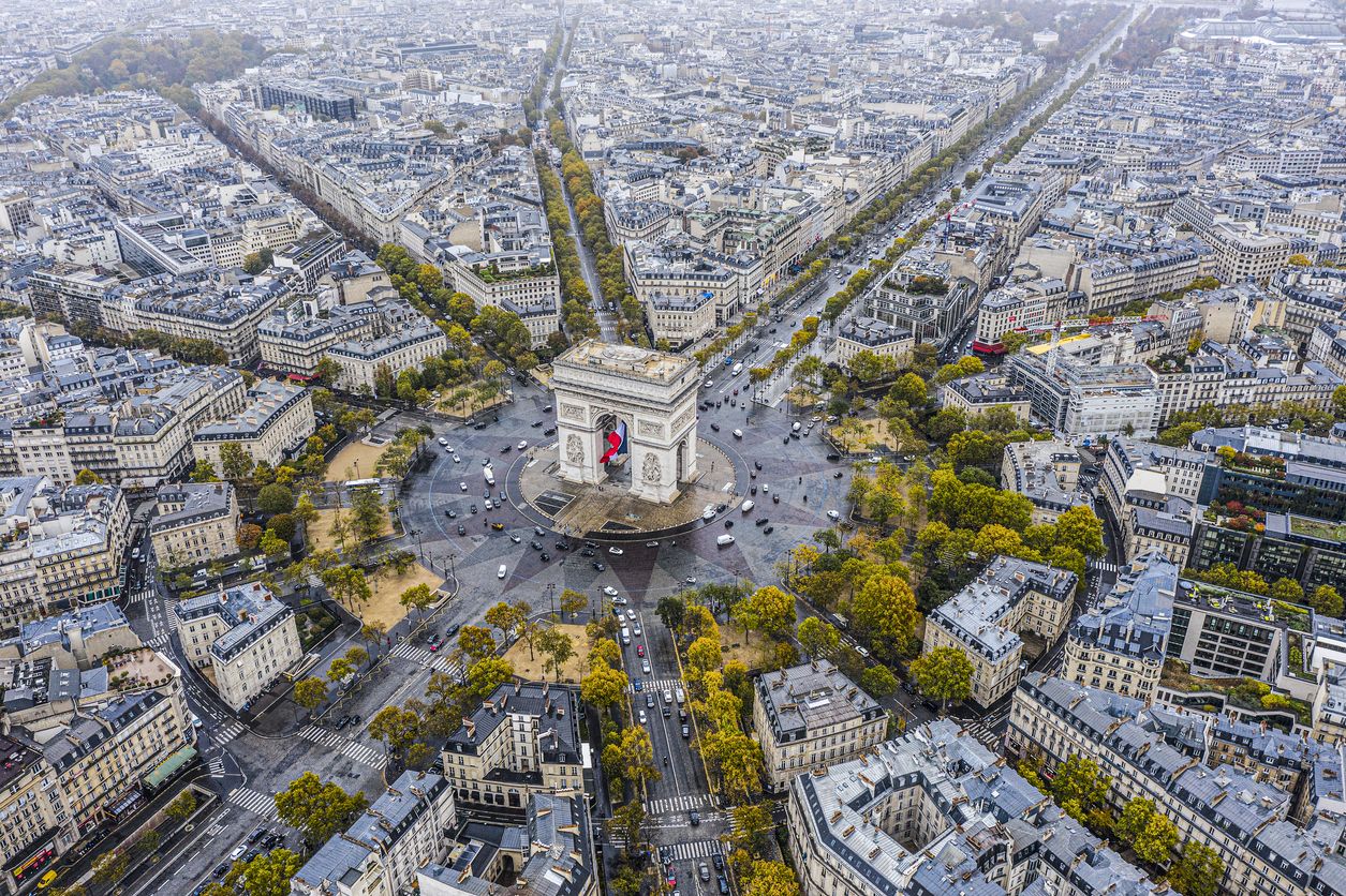 La rotonda que rodea el Arco del Triunfo francés es de las más visitadas del mundo