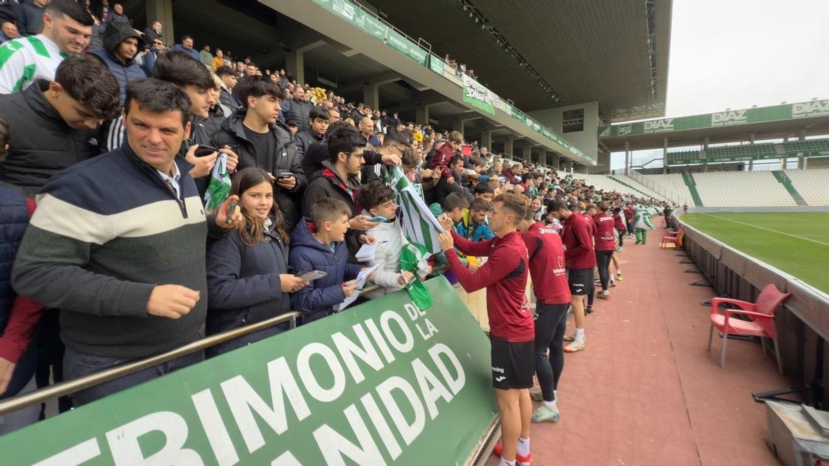 Los futbolistas del Córdoba CF, en la ronda de fotografías y autógrafos posterior al entrenamiento.