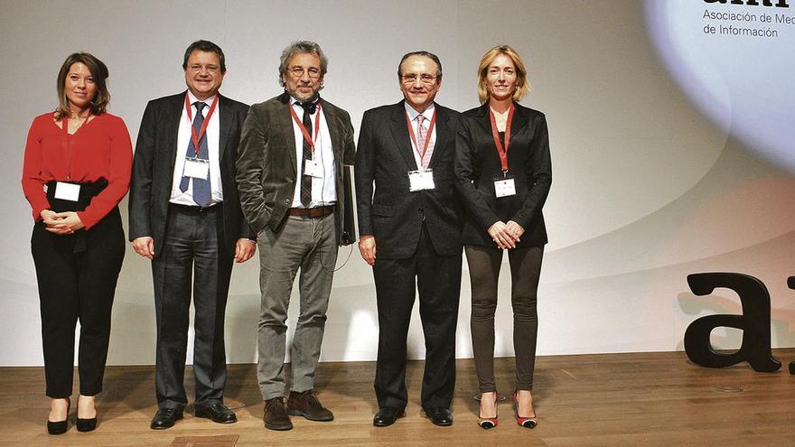 De izquierda a derecha, Gilhean Slater, directora de desarrollo de negocio de &quot;Politico Europe&quot;; Enrique Yarza, presidente de Media Hotline; Can Dündar, periodista turco, premio &quot;Golden Pen&quot; de WAN-IFRA; Javier Moll, presidente de AMI y del grupo Prensa Ibérica, editor de LA NUEVA ESPAÑA, y Concha Iglesias, socio director de los sectores Media y Tecnología de Deloitte.