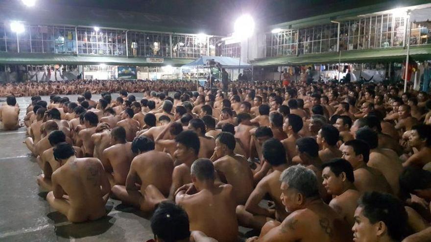 Estas fotos de cientos de presos obligados a desnudarse en una cárcel indignan a los filipinos