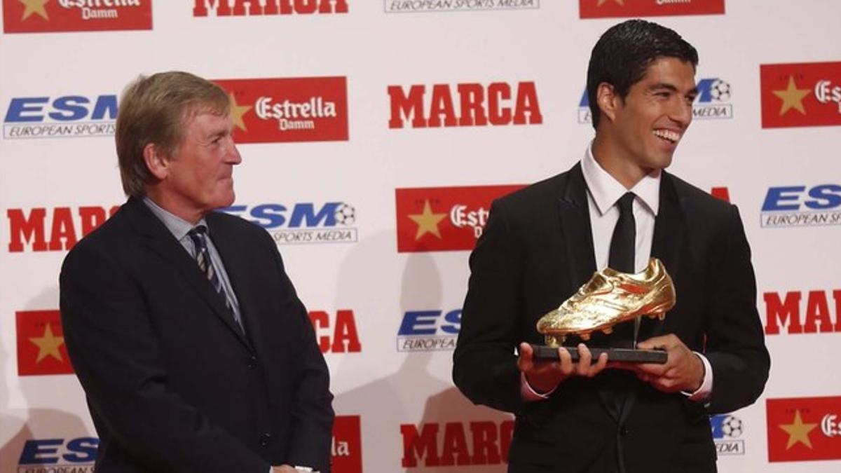 Luis Suárez, junto a Kenny Dalglish, recibe la Bota de Oro en la antigua fábrica Damm