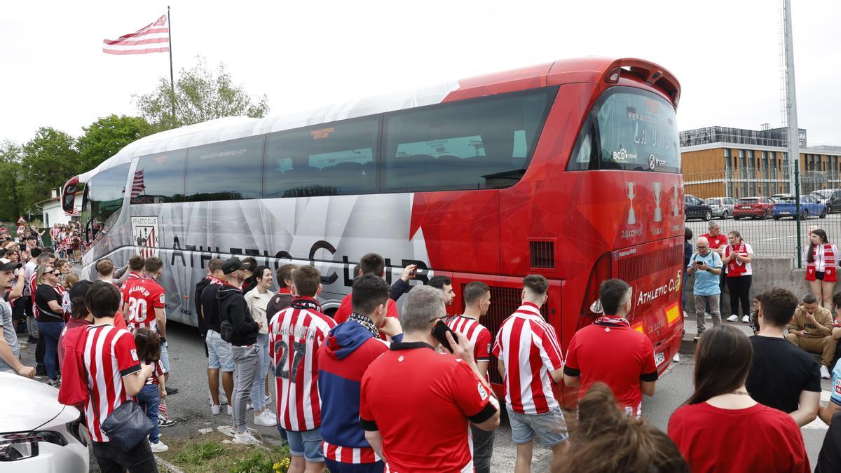 Cientos de aficionados del Athletic de Bilbao se han dado cita este viernes en las instalaciones del club en Lezama (Bizkaia) para despedir al equipo antes de viajar a Sevilla.