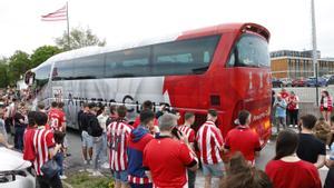 Cientos de aficionados del Athletic de Bilbao se han dado cita este viernes en las instalaciones del club en Lezama (Bizkaia) para despedir al equipo antes de viajar a Sevilla.