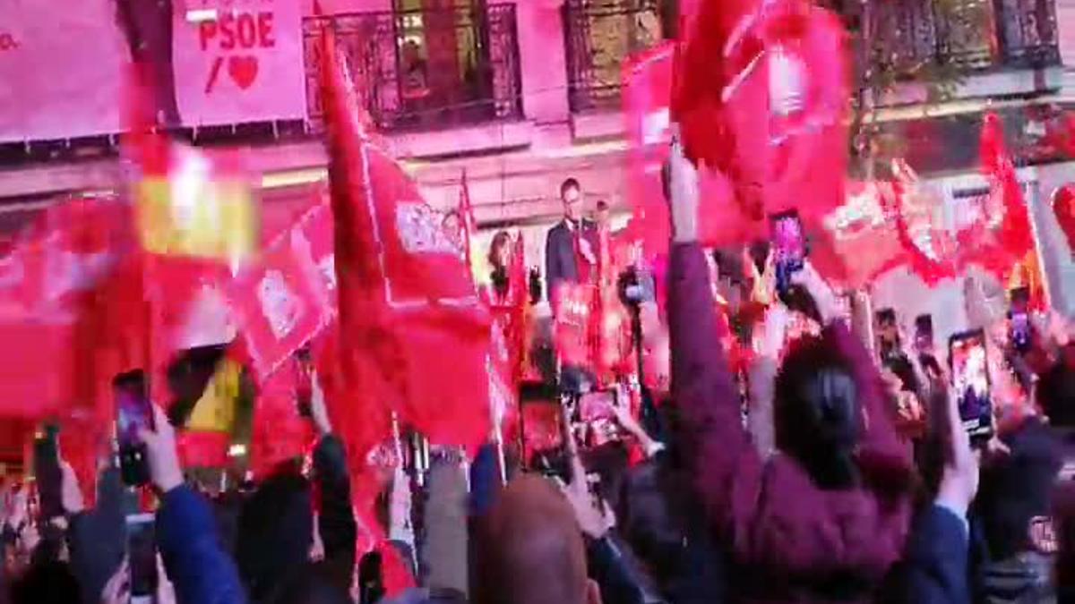 Militantes del PSOE gritan a Pedro Sánchez ante la sede de Ferraz.