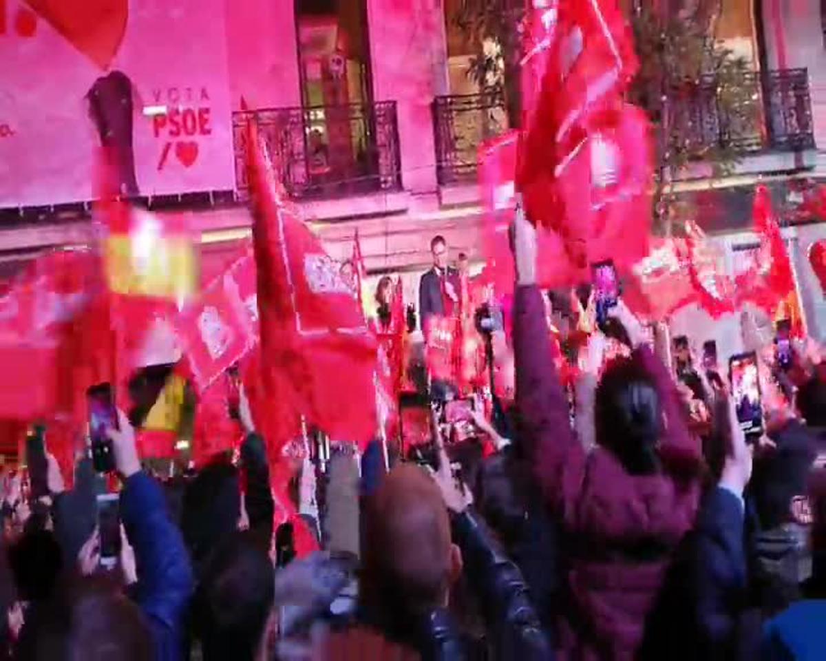Militantes del PSOE gritan a Pedro Sánchez ante la sede de Ferraz.