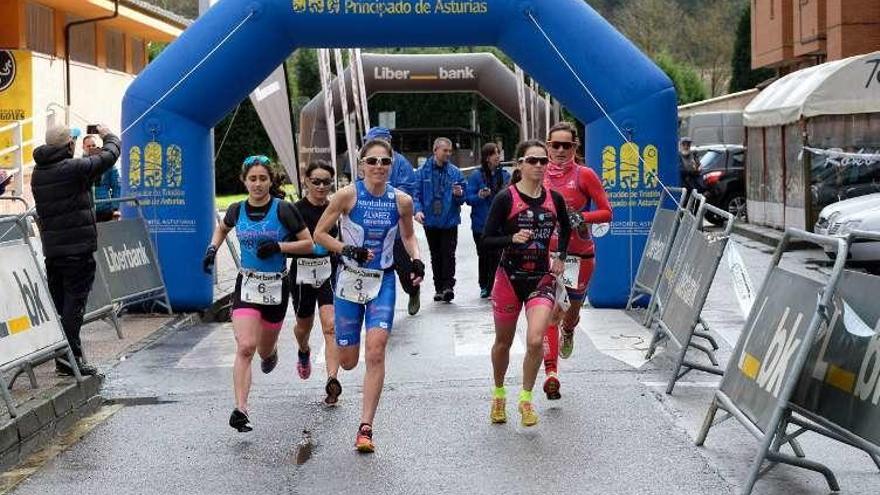 Laura Álvarez Bedia, en el centro, durante la carrera.