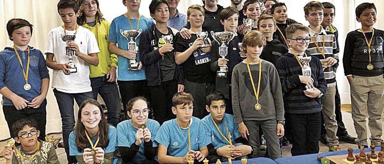 Premiados de las mejores escuelas del torneo disputado en el hotel Horizonte.