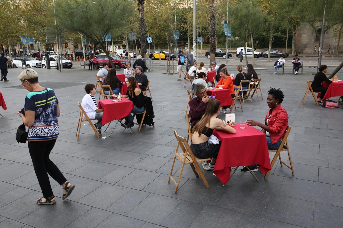 Campaña del Hospital Sant Joan de Dèu Cafè Solidari contra la soledad no deseada en la plaça Universitat de Barcelona