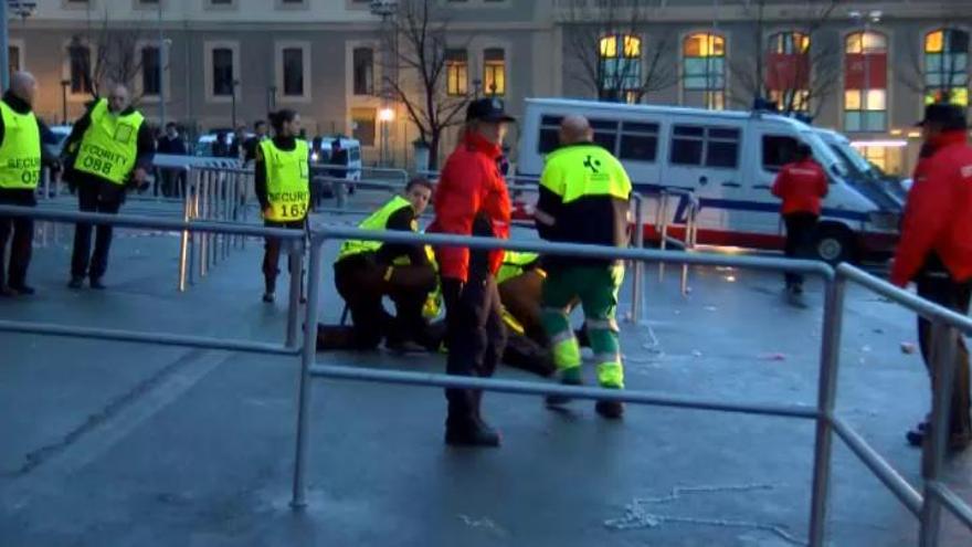 Heridos dos vigilantes de San Mamés agredidos por hinchas del Marsella al inicio del partido en Bilbao