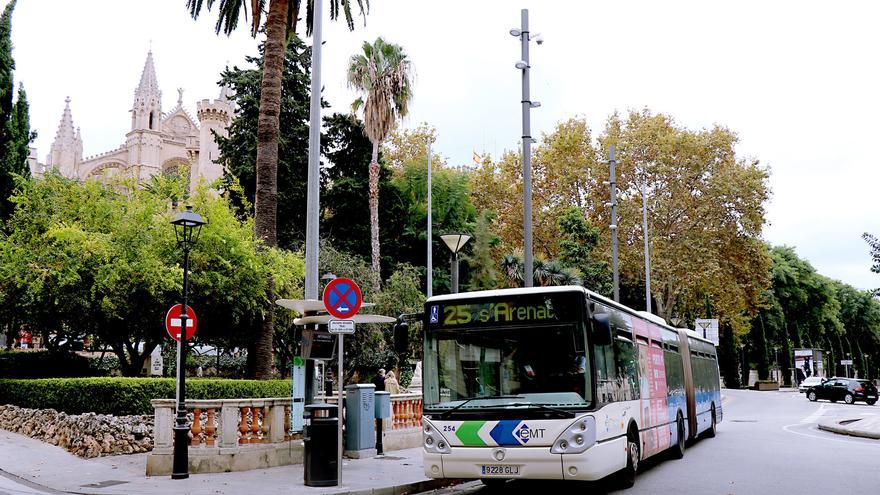 Un bus en la parada de Plaza de la Reina.