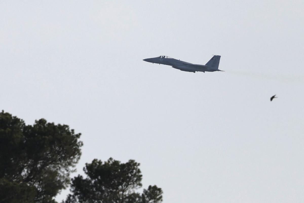 Un avión israelí tira una bomba sobre Irán.