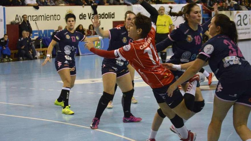 Cecilia Cacheda intenta lanzar a puerta, durante un encuentro del Godoy Maceira en Valladolid. // FdV