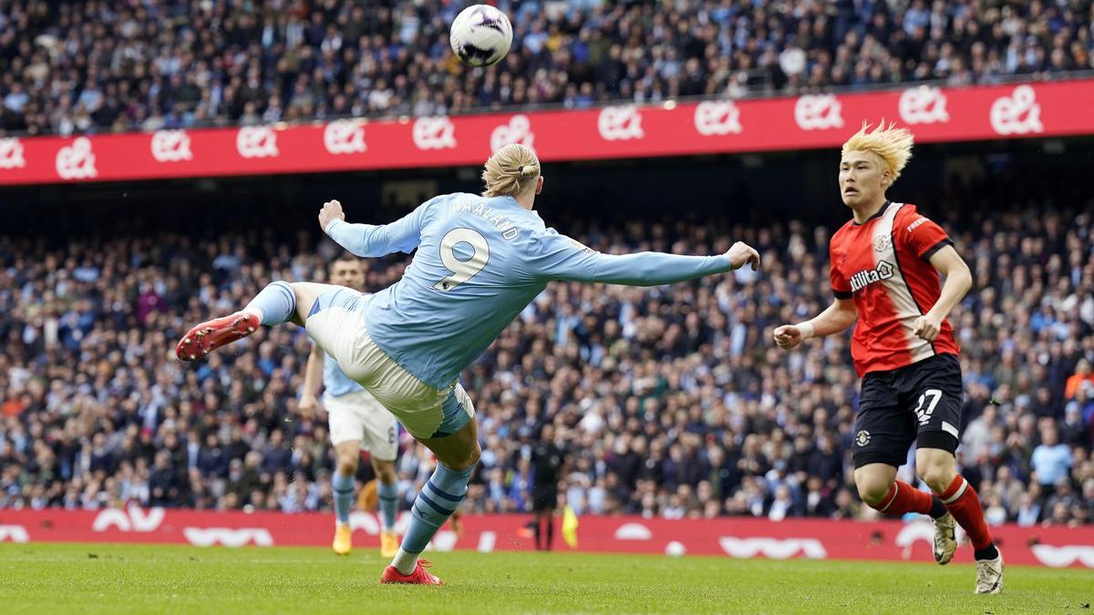 Haaland remata de chilena en la jugada del primer gol del City ante el Luton.