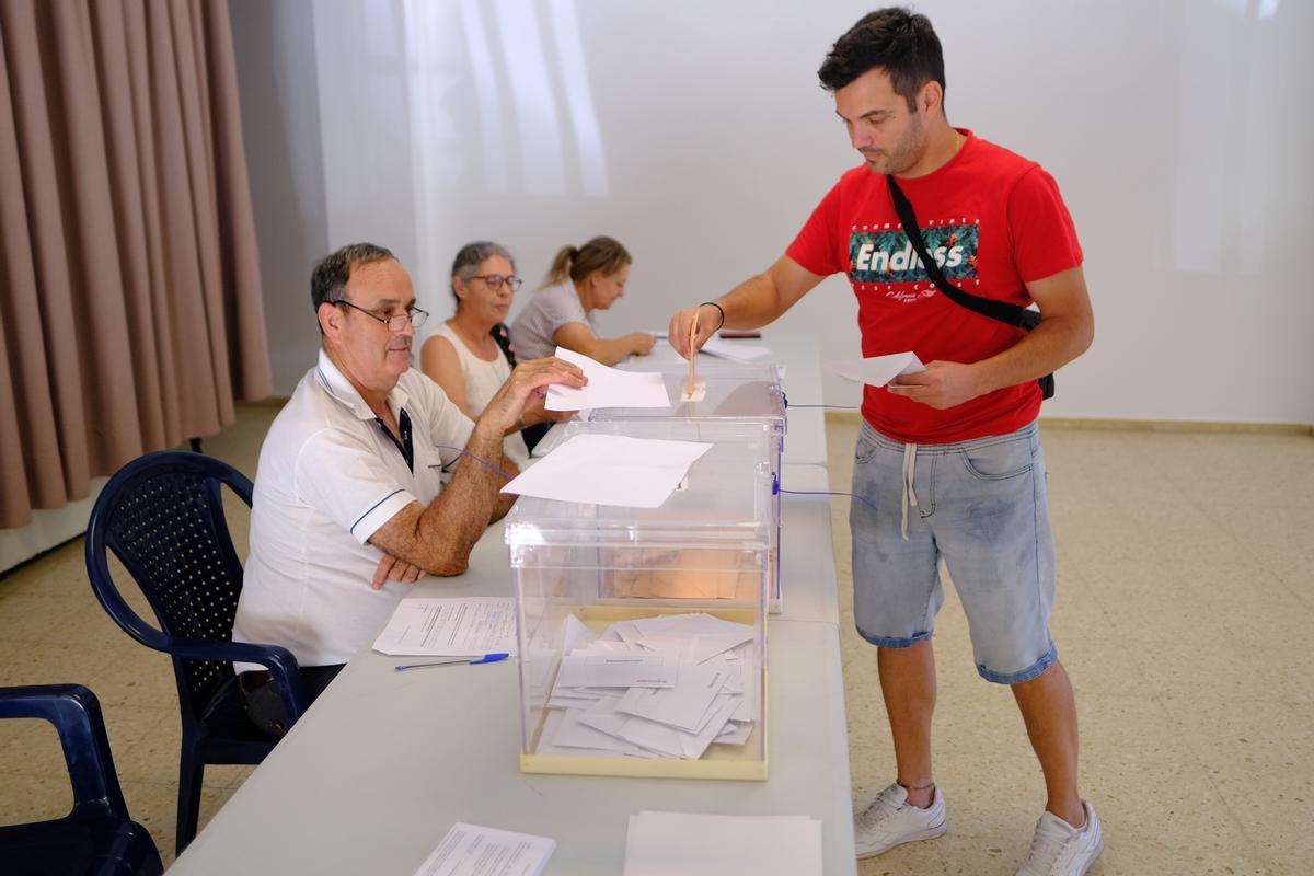 El vigilante de seguridad Manuel Jesús López vota en el centro social de El Horno, habilitado como colegio electoral.