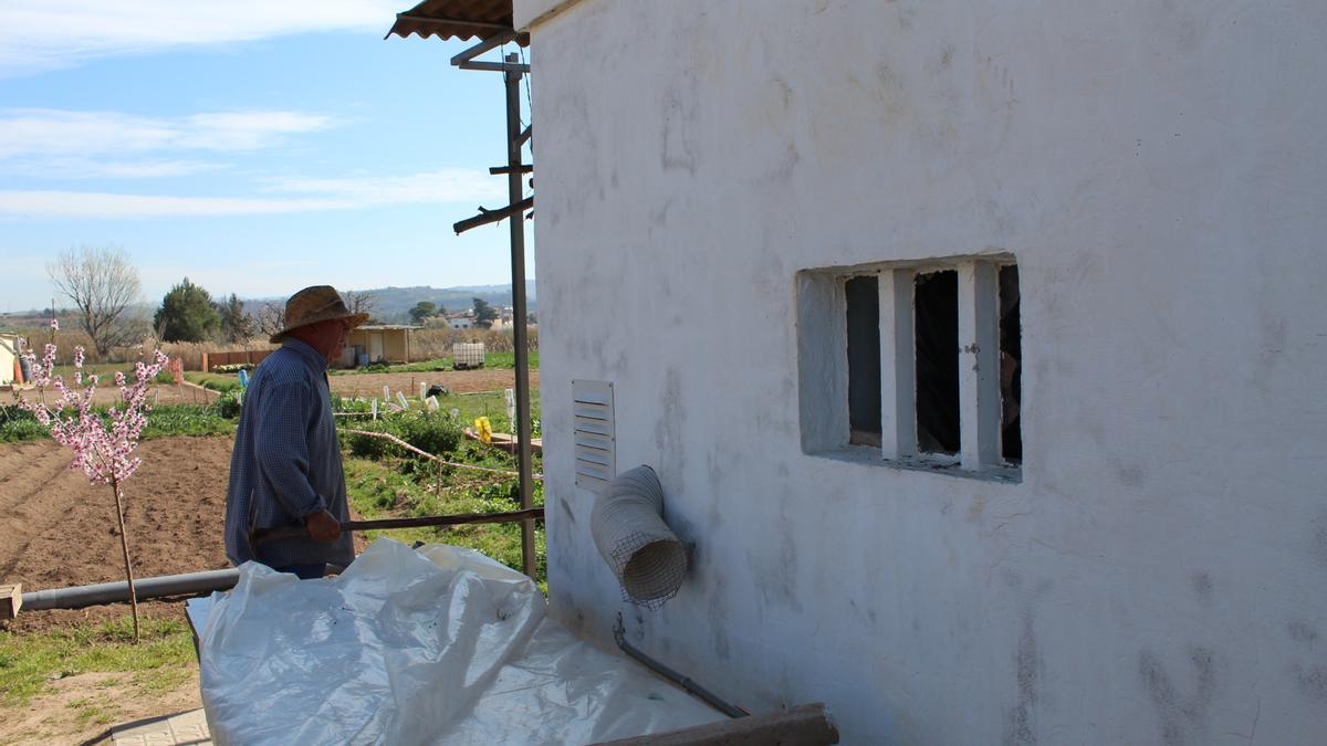 La finestra d'una barraca dels horts de Viladordis trencada