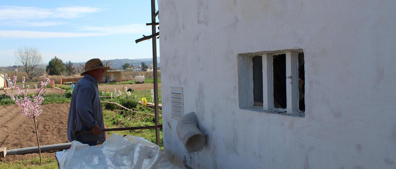 La finestra d&#039;una barraca dels horts de Viladordis trencada