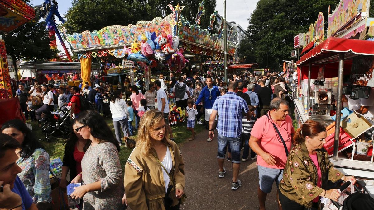 Una multitud de personas, entre las atracciones de una pasada edición de las fiestas de Coia