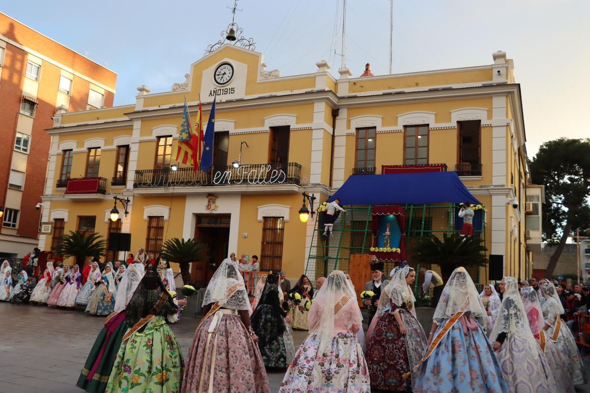 Ofrenda a la Virgen de la Cabeza, en Burjassot, en imagen de archivo.