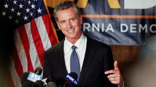 Gavin Newsom celebra su victoria en la consulta ciudadana.