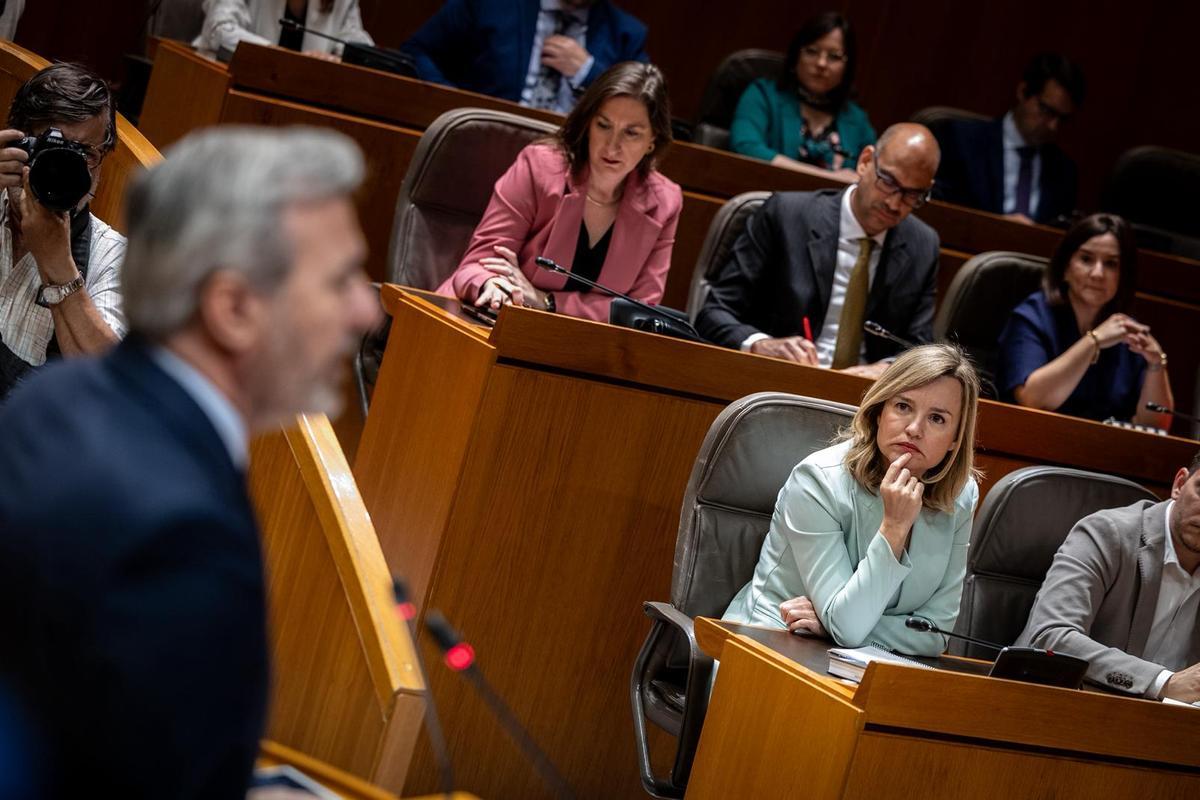 Pilar Alegría, en la bancada socialista, durante la intervención de Azcón este martes.