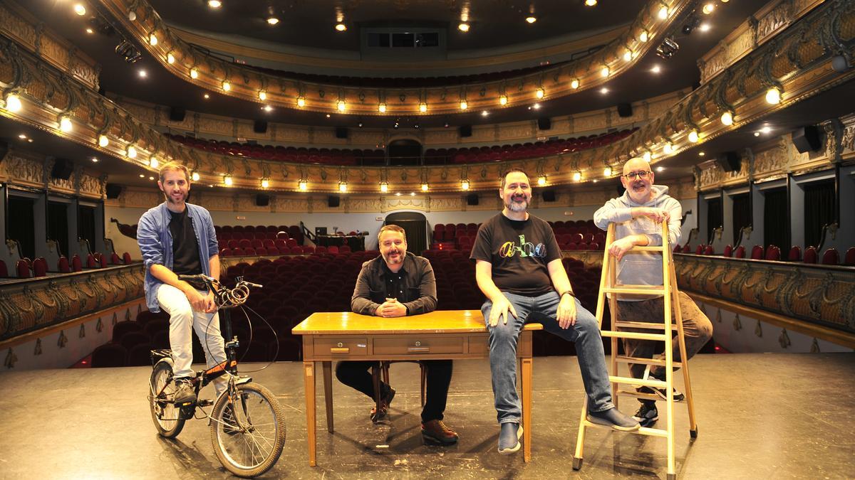 Los directores de grupos de teatro amateur de Elche posan en el escenario del Gran Teatro: Roberto Rodríguez (Teatro En Construcción), Vicent Bonmatí (Todo sobre Eva), Carlos Maciá (Atrote Teatro) y David López (Sàhara Teatre).