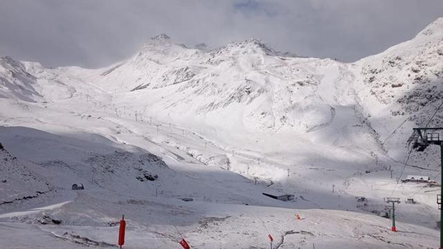 Primeras nieves, ayer viernes, en la estación de Formigal. | ARAMÓN FORMIGAL
