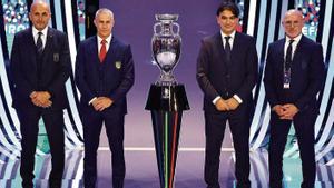 Spalletti (Italia), Sylvinho (Albania), Dalic (Croacia) y De la Fuente (España), posan con el trofeo de la Eurocopa 2024.