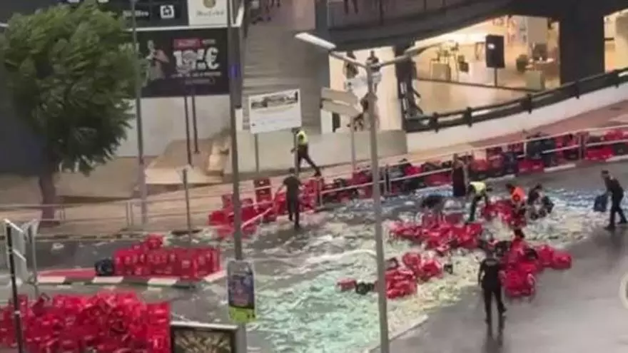 ¡Menudo estropicio! Un tráiler pierde toda su carga de cajas de refrescos en pleno centro de Calp (vídeo)