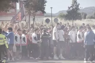 La afición del Mallorca despide al equipo en Son Moix