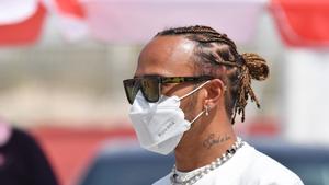 Lewis Hamilton, a su llegada al circuito de Sakhir, en Bahrain