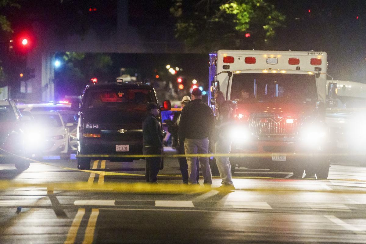 Agentes de policías en el lugar del atentado, cerca del Museo Judío Capital, en Washington (EEUU).