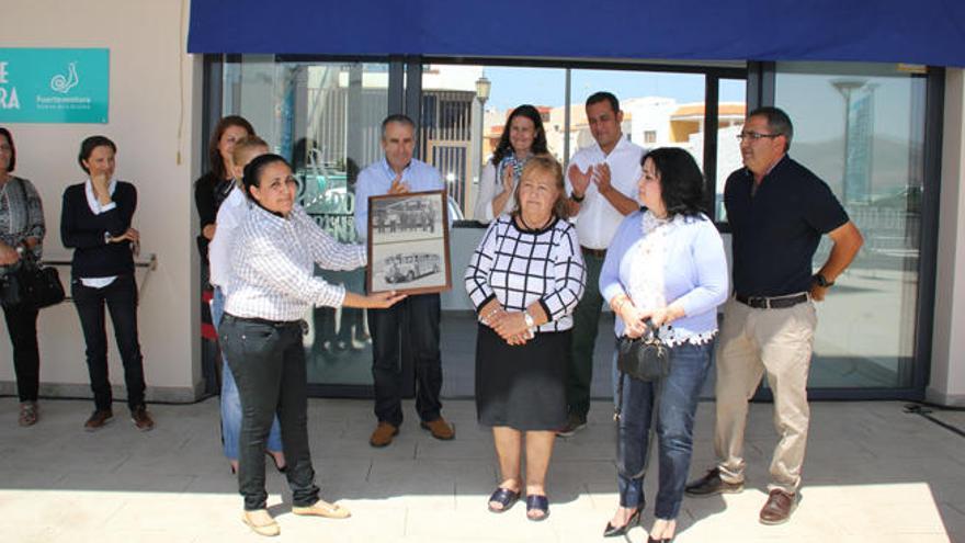 La parada de guaguas de El Cotillo se dedica a Pedro Hernández