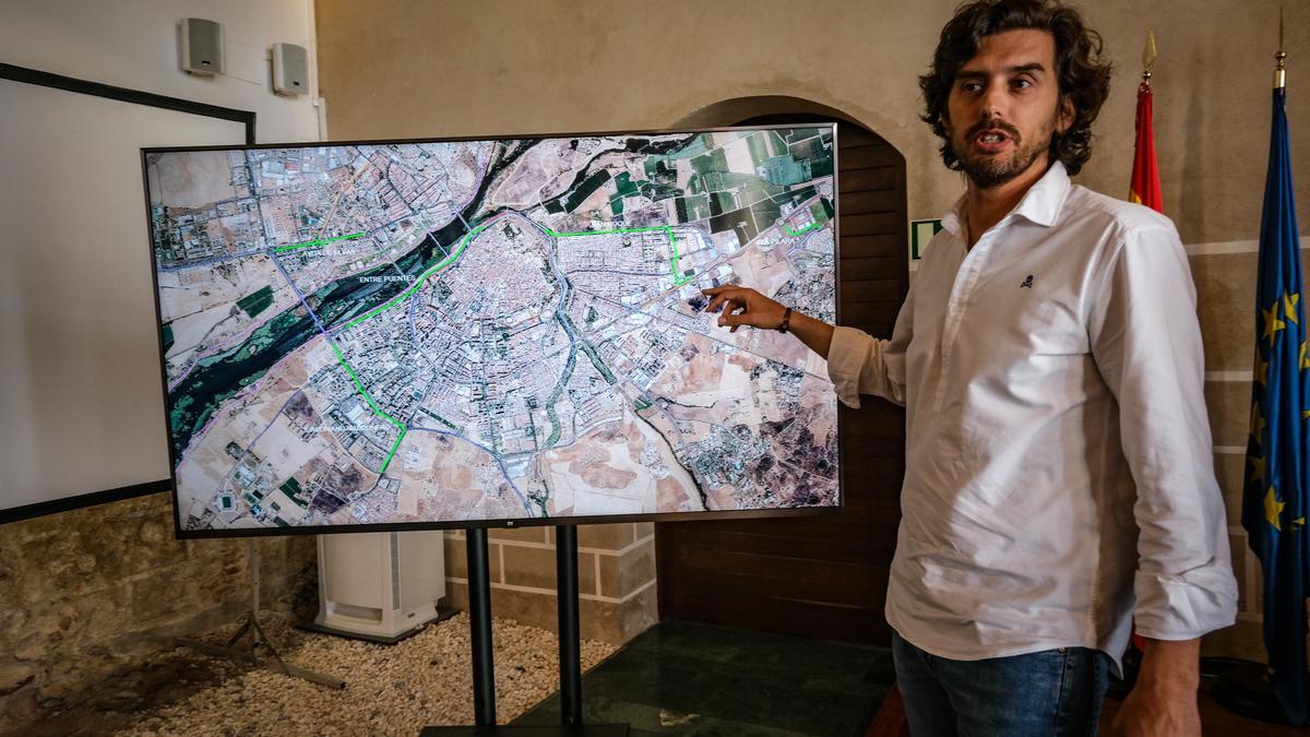 El concejal de Vías y Obras y Urbanismo, Carlos Urueña, en la presentación del proyecto.