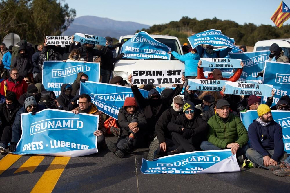 Una acció del Tsunami Democràtic talla l'AP-7 a la Jonquera