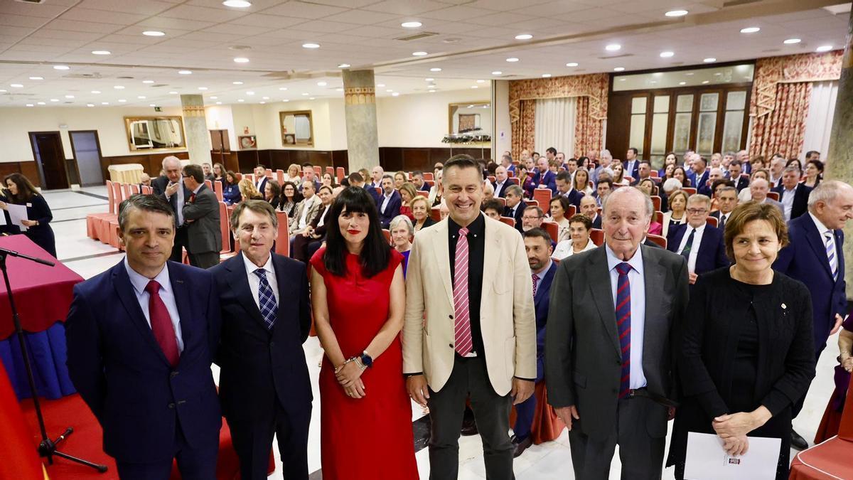 Por la izquierda, Juan Carlos Campo, Luis Alberto Cueto Álvarez, Teresa López Pola, Diego Pérez; el exdecano, Enrique Pérez, y Carmen Moriyón, al inicio del acto.