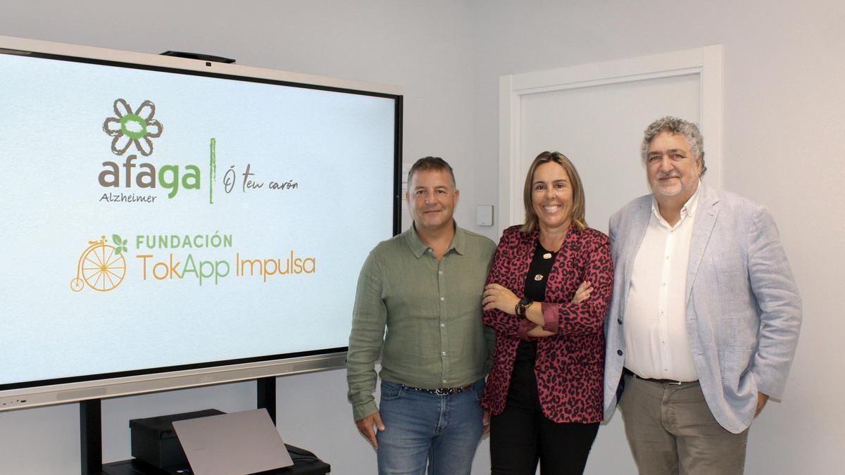 Javier Romero y Nuria Rodríguez, director general y presidenta de la Fundación TokApp Impulsa, y Juan Carlos Rodríguez, presidente de AFAGA.