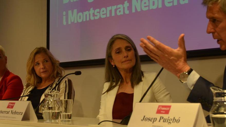 Meritxell Bautista, cofundadora de Fibracat, l&#039;ex vicepresidenta, Joana Ortega, i l&#039;exdiputada i preofessora Montserrat Nebrera escoltant les paraules del periodista Josep Puigbó